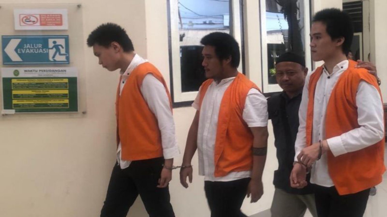 Tiga orang operator judi daring (online) berjalan menuju mobil tahanan setelah menjalani sidang putusan di Pengadilan Negeri Denpasar, Bali, Selasa (3/10/2023). ANTARA/Rolandus Nampu