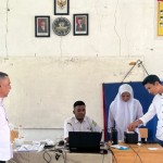 Kadisdukcapil melihat langsung proses perekaman KIA di salah satu sekolah di Aceh Besar (ANTARA/HO-Disdukcapil Aceh Besar)-1696936879