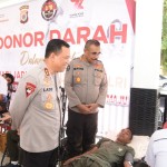 Kapolda Maluku bersama Kabid Humas Polda Maluku saat menyapa peserta yang mendonor darah, di Ambon, Rabu. (ANTARA/Winda Herman)-1697095484