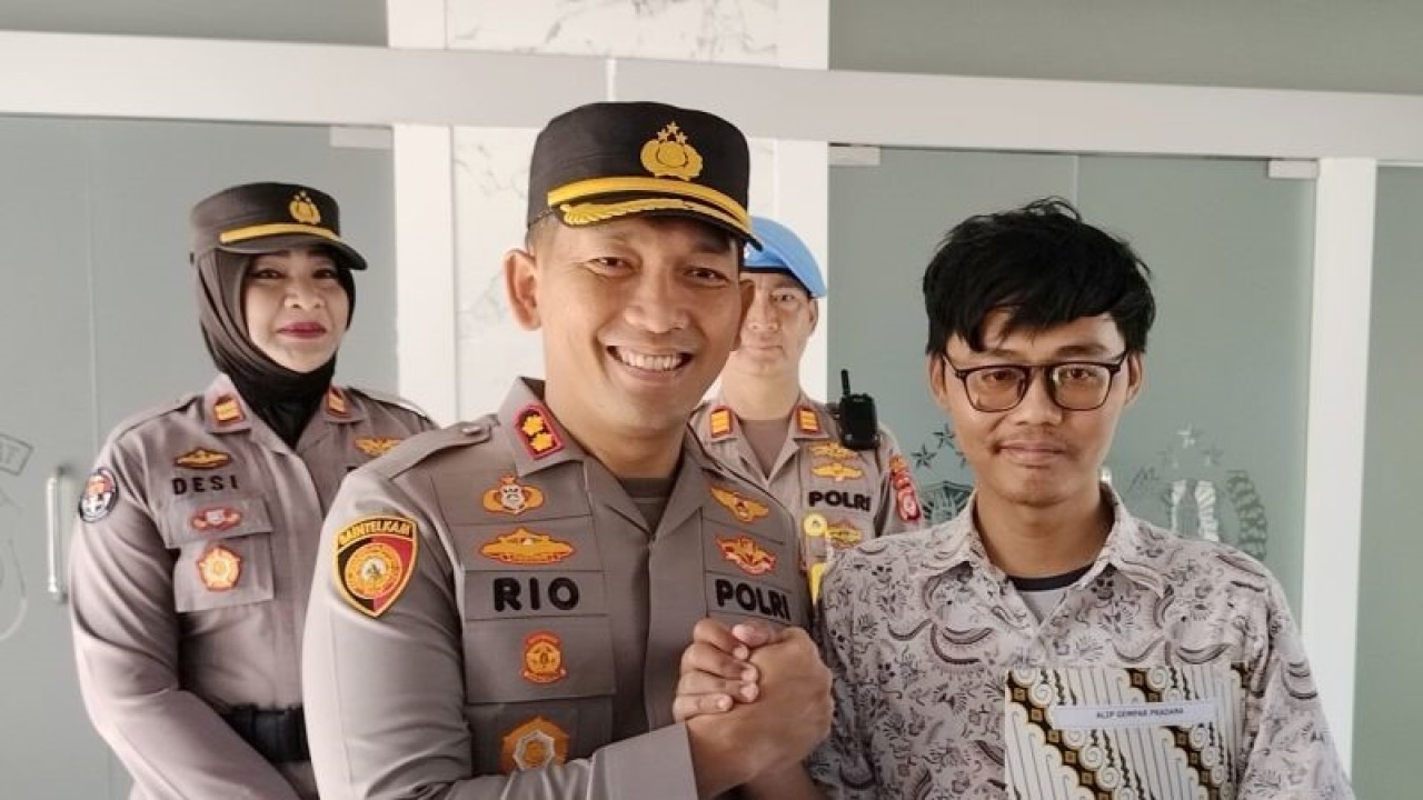 Kapolres Bogor AKBP Rio Wahyu Anggoro memberikan penghargaan kepada Alif Gempar Pranada (32) di Mako Polres Bogor, Cibinong, Kabupaten Bogor, Jawa Barat, Senin (2/10/2023). (ANTARA/M Fikri Setiawan)