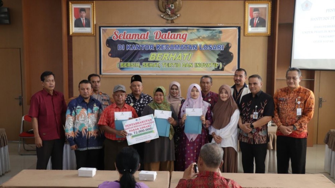 Sebanyak 36 orang pedagang korban kebakaran Pasar Losari menerima bantuan modal sebesar Rp2 juta per orang dari Badan Amil Zakat nasional (BAZNAS) Kabupaten Brebes, Jawa Tengah. (Istimewa/jatengprov.go.id)