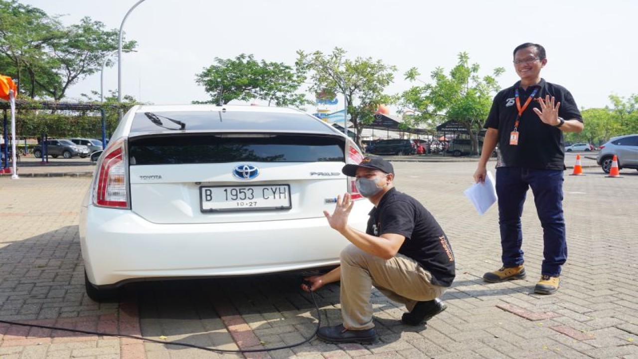 Kegiatan uji emisi yang dilakukan oleh MPMRent di Tangerang. (ANTARA/MPMRent)