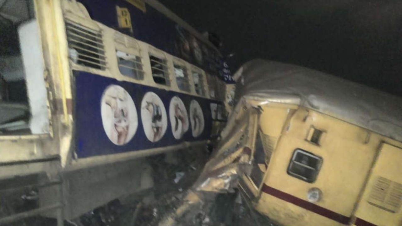 Sedikitnya 10 orang tewas dalam tabrakan kereta api di India. (X/Twitter via Dubai Eye)
