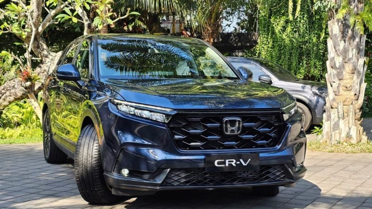 CR-V RS e:HEV yang dipasarkan di Indonesia mulai pertengahan Agustus 2023. Foto diambil usai kendaraan dijajal berkendara dengan destinasi Kabupaten Giayar, Senin (16/10/2023). (ANTARA/Livia Kristianti)