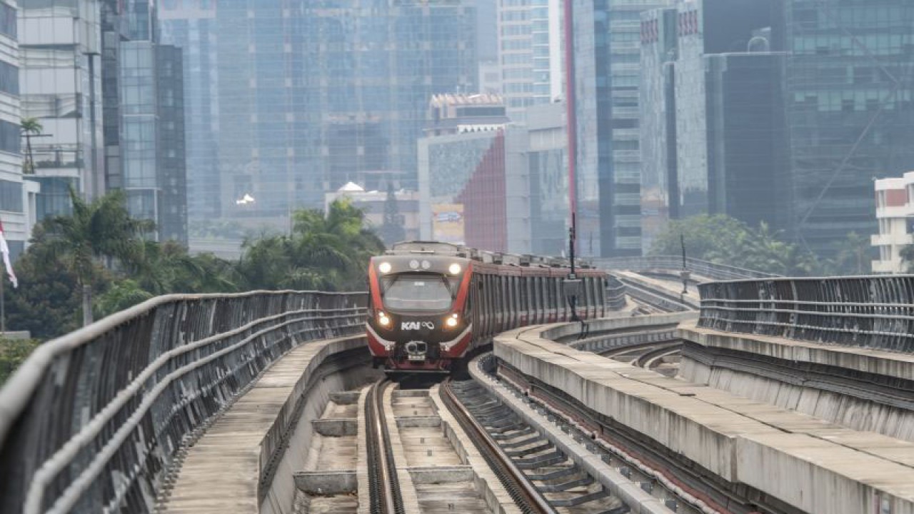 Rangkaian gerbong Lintas Rel Terpadu (LRT) memasuki Stasiun Setia Budi, Jakarta, Minggu (1/10/2023). ANTARA FOTO/Muhammad Adimaja/YU