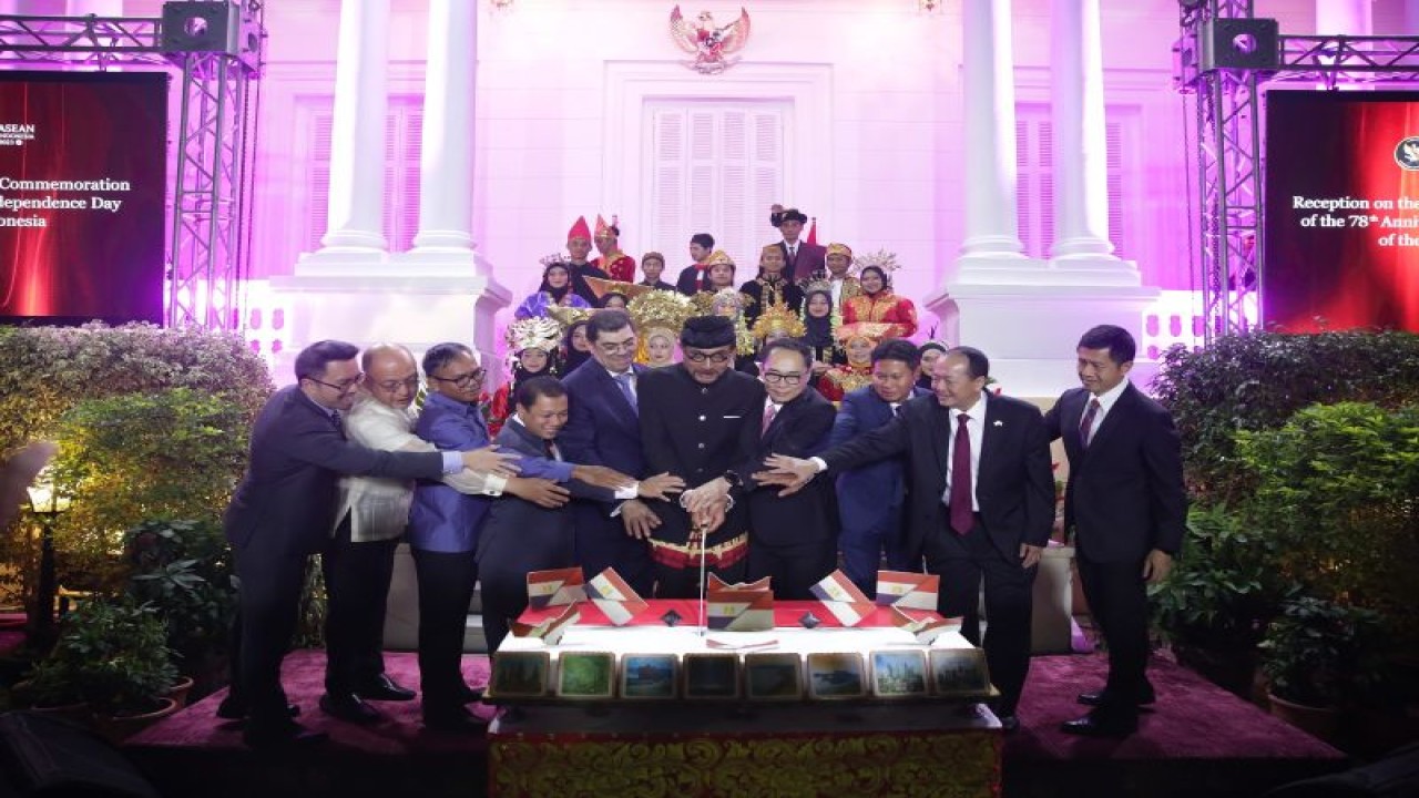 Dubes Indonesia untuk Mesir Lutfi Rauf dan para tamu undangan memotong kue bersama dalam acara Resepsi Diplomatik yang diadakan oleh KBRI Kairo di Mesir, Senin (2/10/2023). (ANTARA/HO-KBRI Kairo)