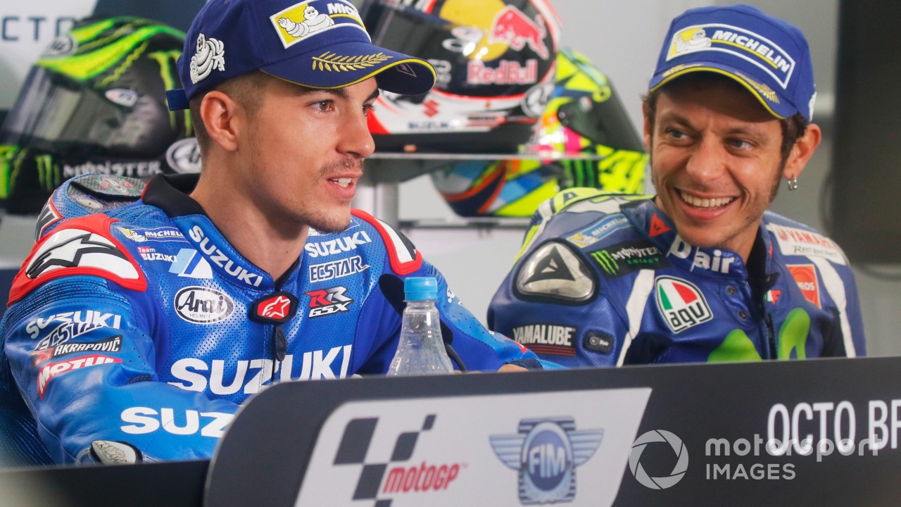 Maverick Vinales bersama legenda MotoGP Valentino Rossi. (Net)