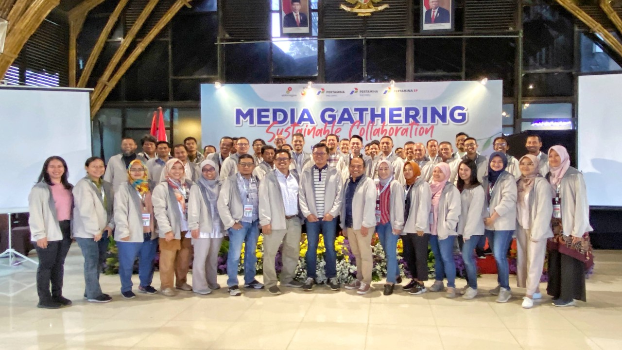 Para awak media berfoto bersama dengan jajaran manajemen Pertamina Subholding Upstream Regional Jawa pada acara media gathering di Ciwidey, Resort Valley, Jawa Barat/istimewa    