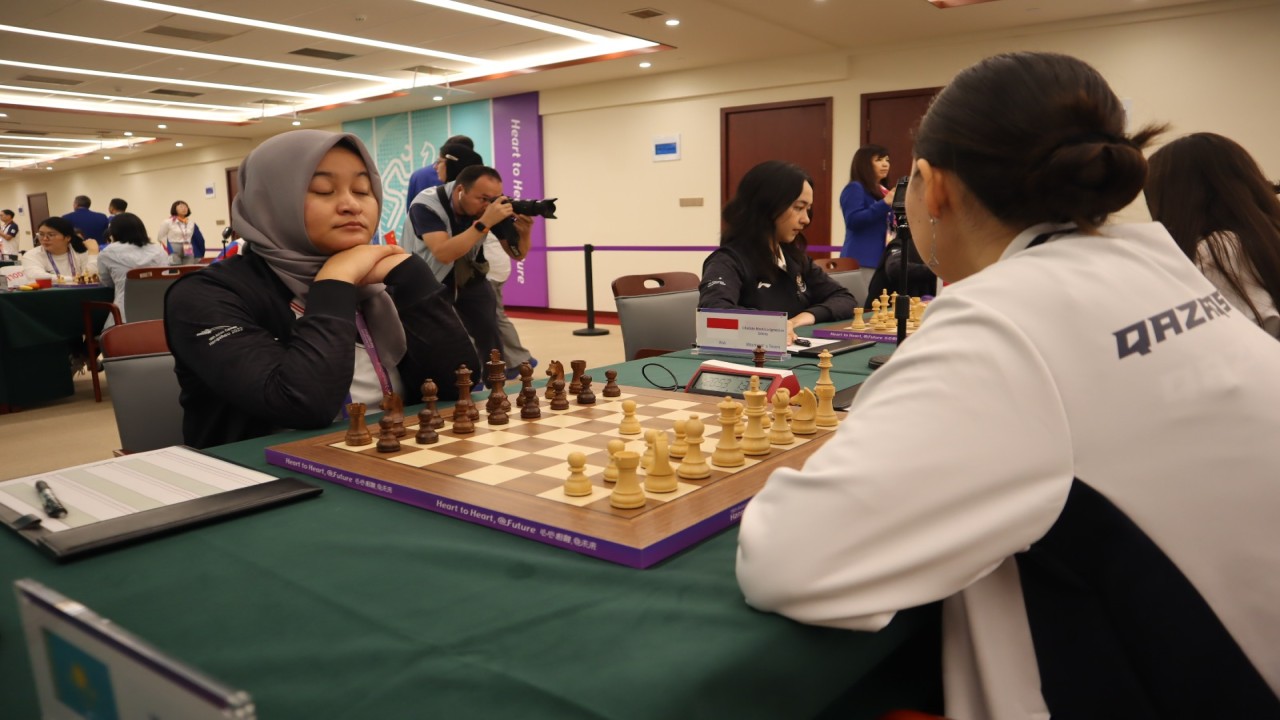 Medina Warda Aulia (kiri) saat berhadapan dengan pemain Kazakhstan di babak ke-2 catur standar beregu putri Asian Games 2022/Foto: Kristianus Liem  