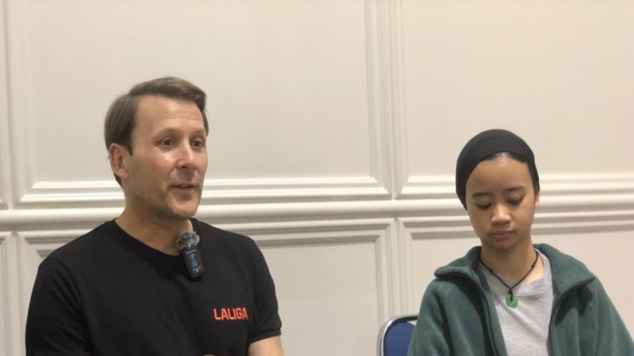 Pemain FC Barcelona di era 2002/2003, Gaizka Mendeita (kiri) saat menjadi bintang tamu pada acara nonton bareng El Clasico di Gading Festival Sedayu, Jakarta Timur, Sabtu (28/10/2023). (ANTARA/Zaro Ezza Syachniar)