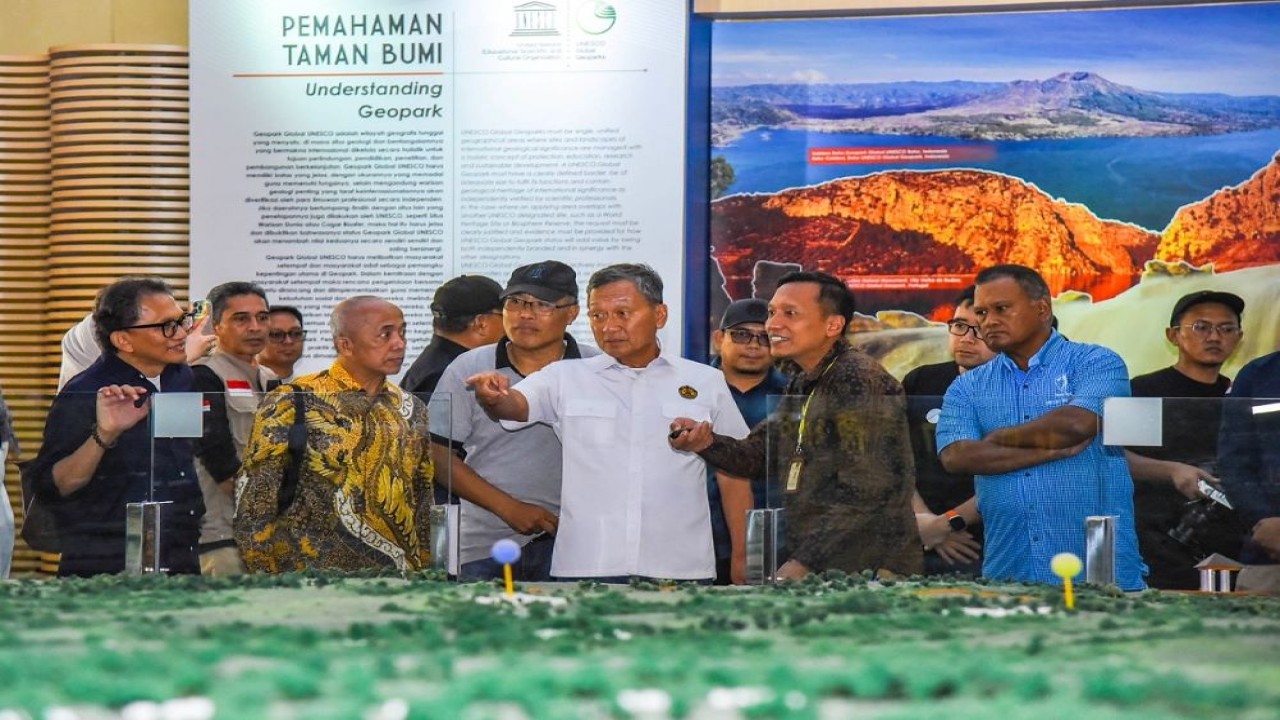 Menteri Energi dan Sumber Daya Mineral (ESDM) Arifin Tasrif mengunjungi Museum Gunungapi Batur di Kintamani, Bangli, Bali, pada Jumat (6/10/2023). (Istimewa/Kementerian ESDM)