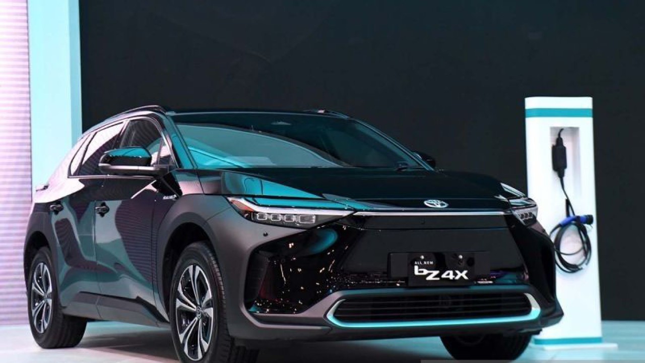 Arsip foto - Mobil listrik Toyota bZ 4X di pamerkan pada pameran otomotif Gaikindo Indonesia International Auto Show (GIIAS) 2022 di ICE BSD, Tangerang, Banten, Kamis (11/8/2022). (ANTARA FOTO/Hafidz Mubarak A/aww.)