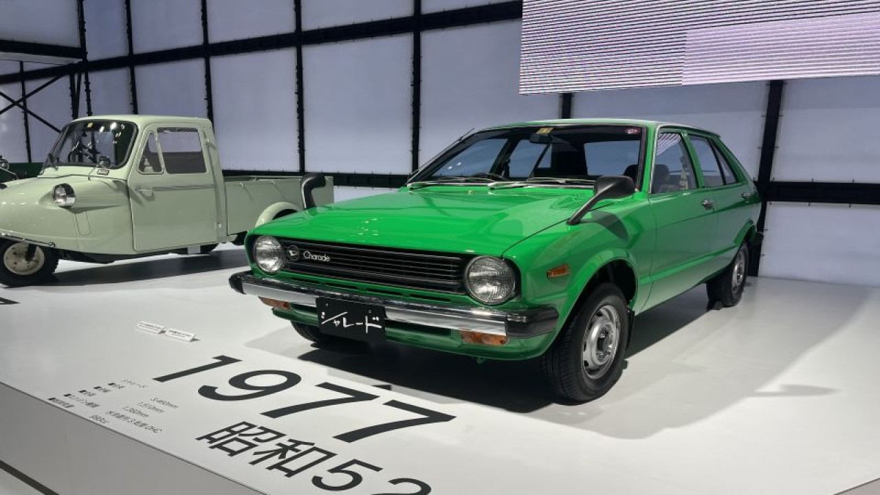 Generasi pertama Daihatsu Charade hadir dalam pameran Japan Mobility Show 2023 yang berlangsung di Tokyo Big Sight. (ANTARA/Monalisa)