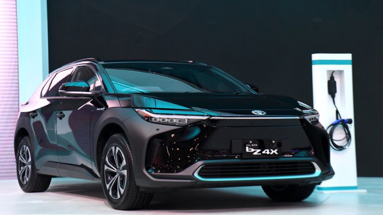 Arsip foto - Mobil listrik Toyota bZ 4X di pamerkan pada pameran otomotif Gaikindo Indonesia International Auto Show (GIIAS) 2022 di ICE BSD, Tangerang, Banten, Kamis (11/8/2022). Sebanyak 25 merek kendaraan menghadirkan jajaran kendaraan listriknya pada ajang pameran otomotif GIIAS 2022. (ANTARA FOTO/Hafidz Mubarak A/tom)