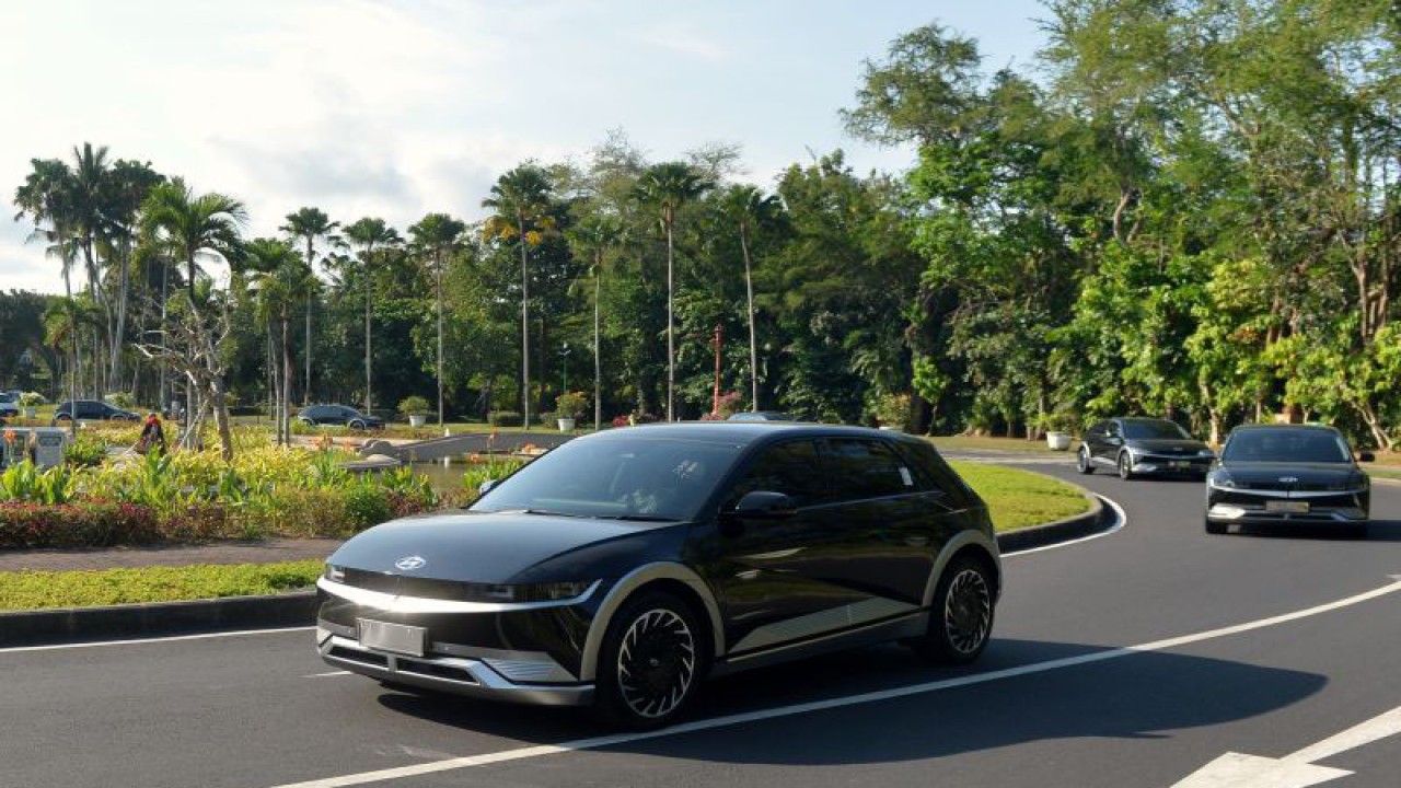 Ilustrasi - Iring-iringan mobil listrik tiba di Nusa Dua, Badung, Bali, Senin (2/10/2023). ANTARA FOTO/Fikri Yusuf/tom. (ANTARA FOTO/FIKRI YUSUF)