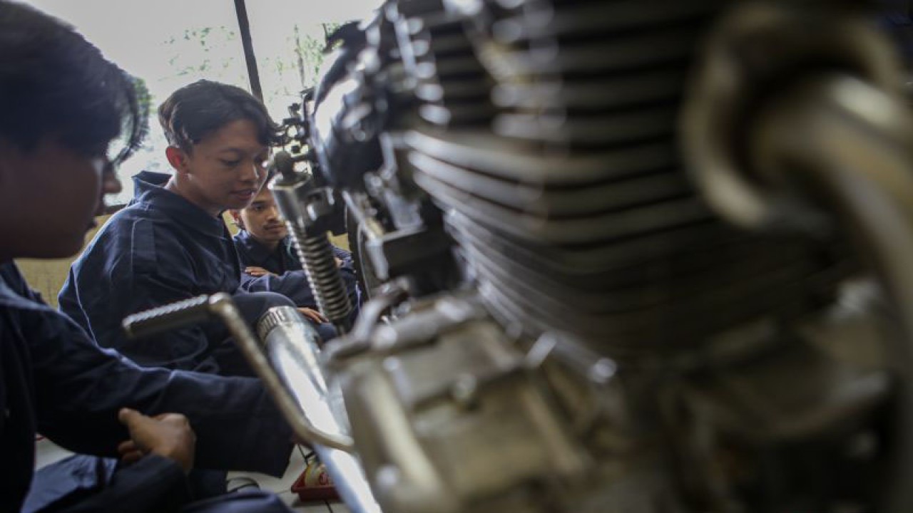 Peserta mengikuti pelatihan kerja montir di Balai Latihan Kerja Cibodas, Kota Tangerang, Banten, Kamis (23/6/2022). ANTARA FOTO/Fauzan/foc