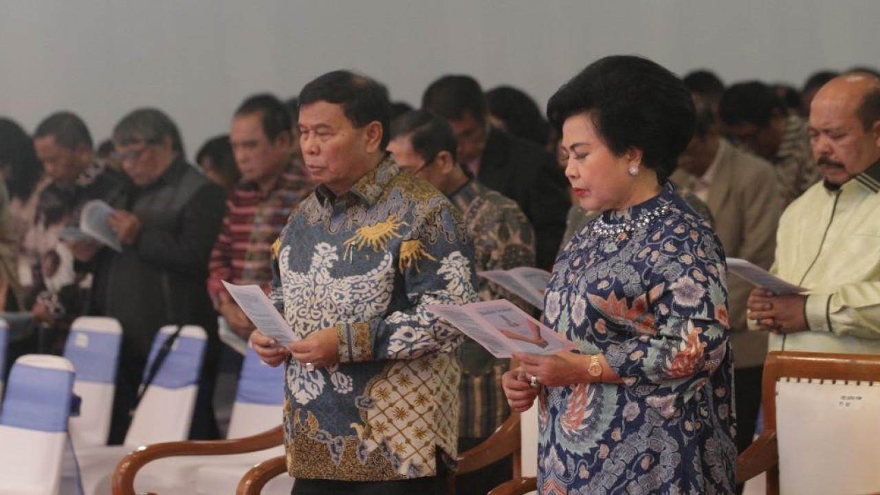 Acara ibadah syukur Topping Off Ceremony NT Tower ini dihadiri Presiden Komisaris NT Corp Dr. Ir. Nurdin Tampubolon, M.M., dan istri Lince Berliana Tobing, Ketua Umum DPN PERADI Prof. Dr. Otto Hasibuan S.H., M.M., serta istri Normawaty Damanik, Anggota Komisi VI DPR RI Sondang Tampubolon, dan jajaran direksi. (NTV)