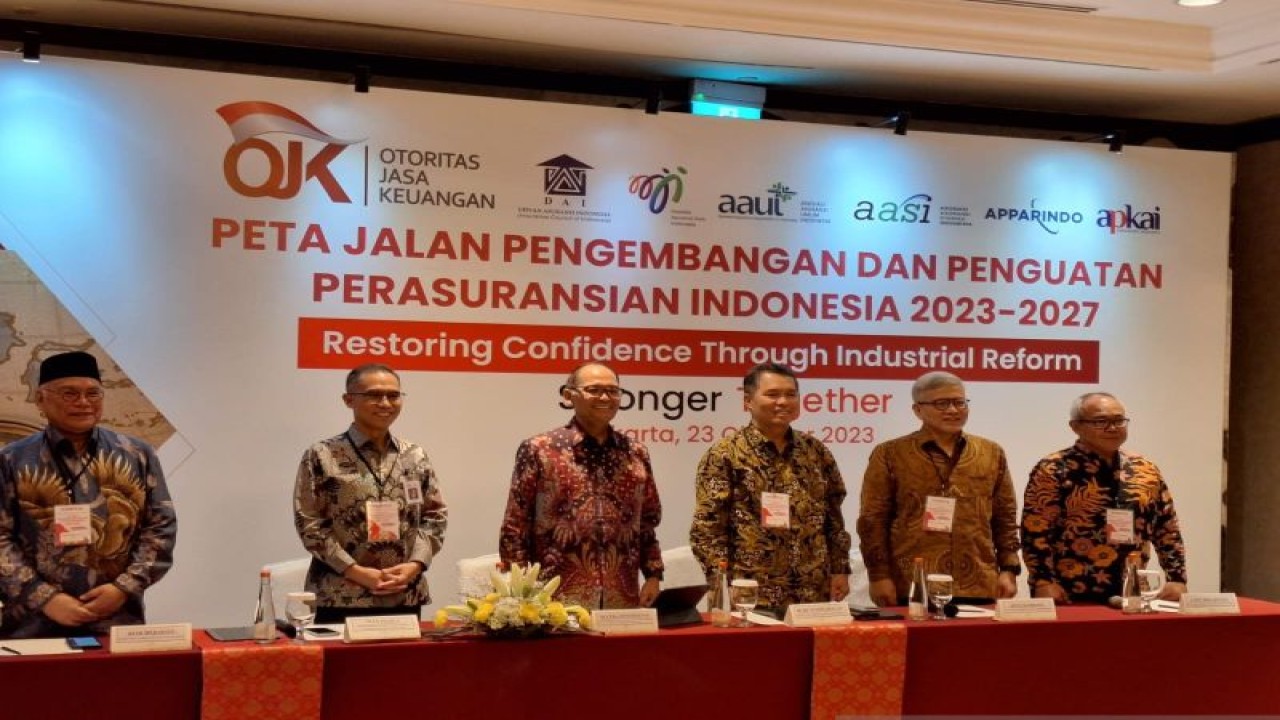 Konferensi Pers Peluncuran Peta Jalan Penguatan dan Pengembangan Industri Asuransi 2023-2027 di Jakarta, Senin (23/10/2023) (ANTARA/Bayu Saputra)