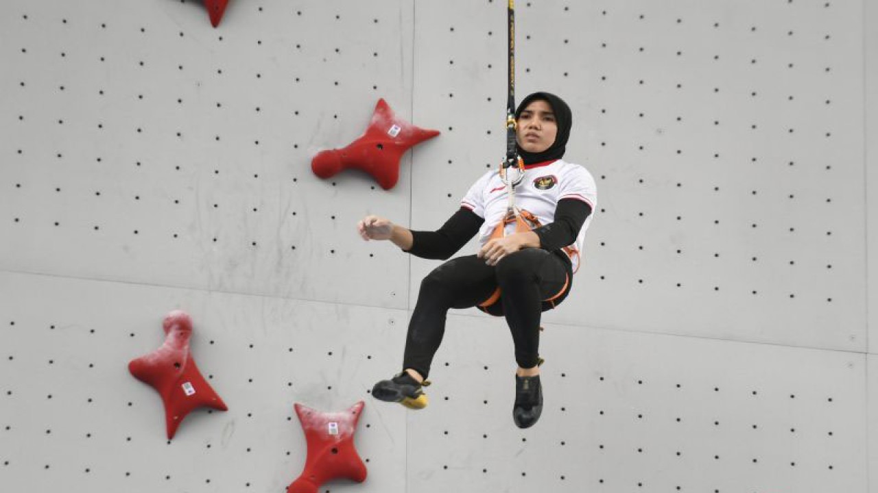 Pemanjat tebing Indonesia Rajiah Sallsabillah mengikuti babak kualifikasi speed putri Asian Games 2022 di Shaoxing Keqiao Yangshan Sport Climbing Centre, Shaoxing, China, Selasa (3/10/2023). Rajiah Sallabilah lolos ke babak 16 besar setelah mencatatkan waktu terbaik 6,87 detik. ANTARA FOTO/Hafidz Mubarak A/YU