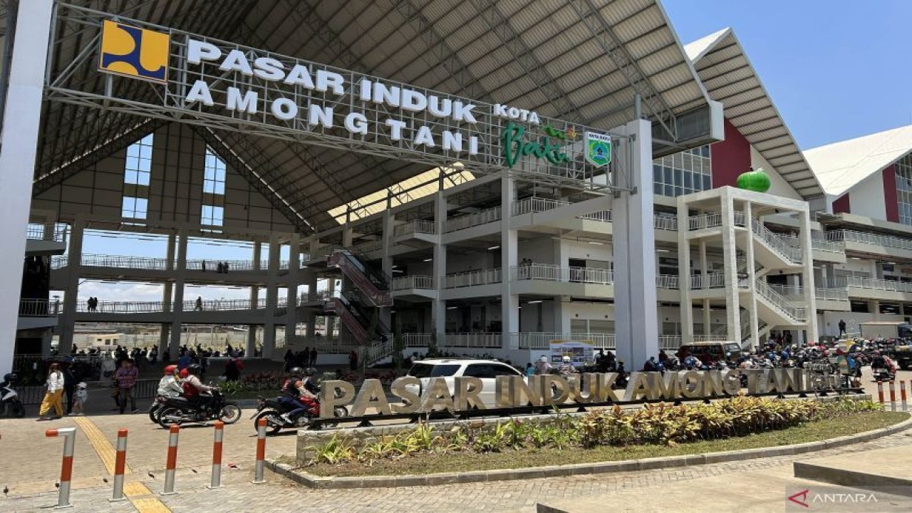 Aktivitas masyarakat di Pasar Induk Among Tani yang berada di Jalan Dewi Sartika, Kelurahan Temas, Kecamatan Batu, Kota Batu, Jawa Timur, Senin (2/10/2023). ANTARA/Vicki Febrianto.