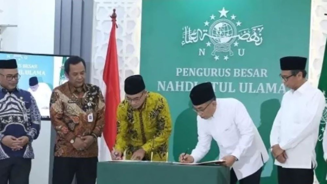 Ketua Umum PBNU Yahya Cholil Staquf bersama Ketua KPU Hasyim Asy'ari melakukan penandatanganan nota kesepahaman sosialisasi pendidikan pemilih di Pemilu 2024, di Gedung Pusat PBNU, Jalan Kramat Raya 164, Jakarta, Jumat (13/10/2023). (Foto: Istimewa)