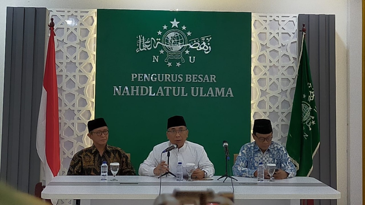 Ketua Umum PBNU Yahya Cholil Staquf (tengah) didampingi Wasekjen PBNU Najib Azca (kiri) dan Ketua, Ahmad Suaedy saat konferensi pers menyikapi situasi terkini konflik Israel-Palestina di Kantor Pusat PBNU Jakarta, Selasa (31/10/2023)