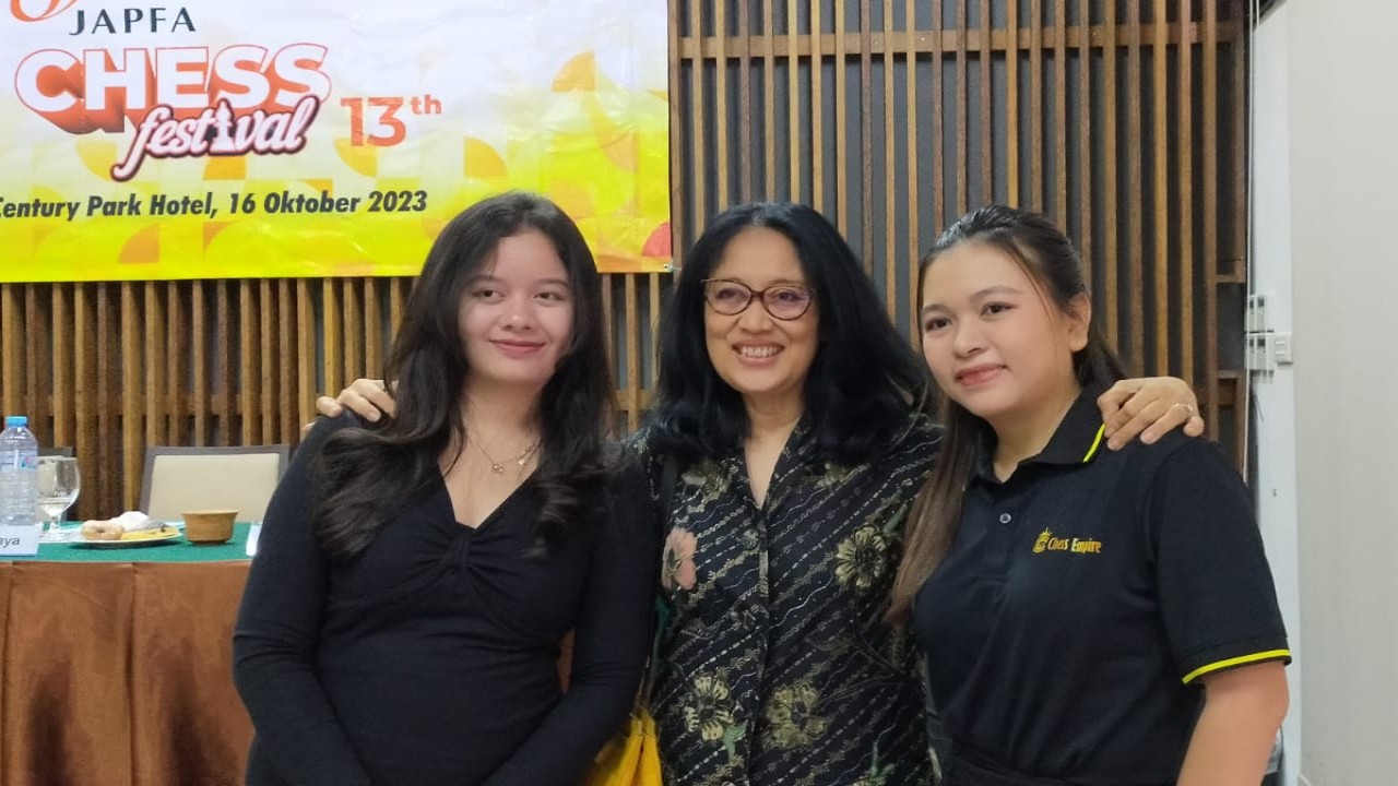 Keterangan foto: Pecatur putri Grand Master Wanita (GMW) Dewi AA Citra (kiri) bersama Vice President Head of Social Investment Japfa R Artsanti (tengah) dan lawannya dalam dwitarung internasional Japfa Chess Festival ke-13 pecatur Vietnam GMW Nguyen Thi Mai Hung.