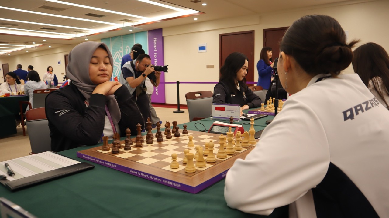 Pecatur putri Indonesia MI Medina Warda Aulia (kiri) saat berhadapan dengan Kazakhstan di babak ke-2. (Foto: Kristianus Liem)