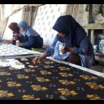 Pekerja menyelesaiakan pewarnaan batik. ANTARA/Heru Suyitno-1696236328