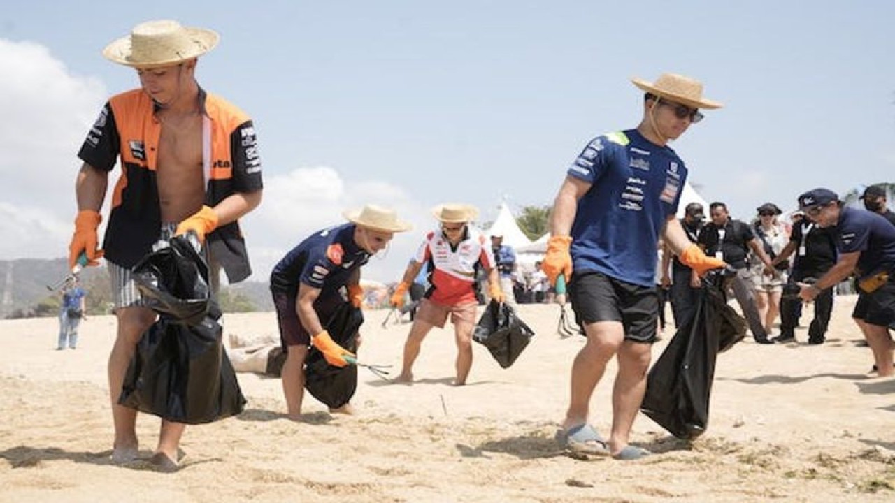 Sejumlah pembalap Indonesian GP 2023 urun tenaga ikut ambil bagian dalam aksi bersih-bersih pantai dan penanaman terumbu karang di Pantai Kuta Mandalika, Kamis (12/10). (ANTARA/HO/Dyandra)