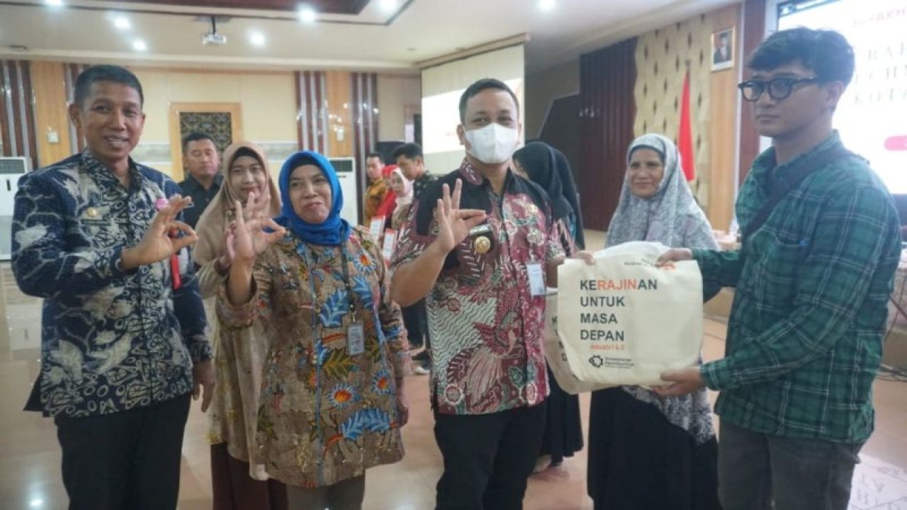 Wali kota Pekalongan Afzan Arslan Djunaid saat menyerahkan alat untuk uji Standar Kompetensi Kerja Nasional Indonesia (SKKNI) pada pembatik di Pekalongan, Kamis (26/10/2023). ANTARA/HO-Humas Kota Pekalongan.