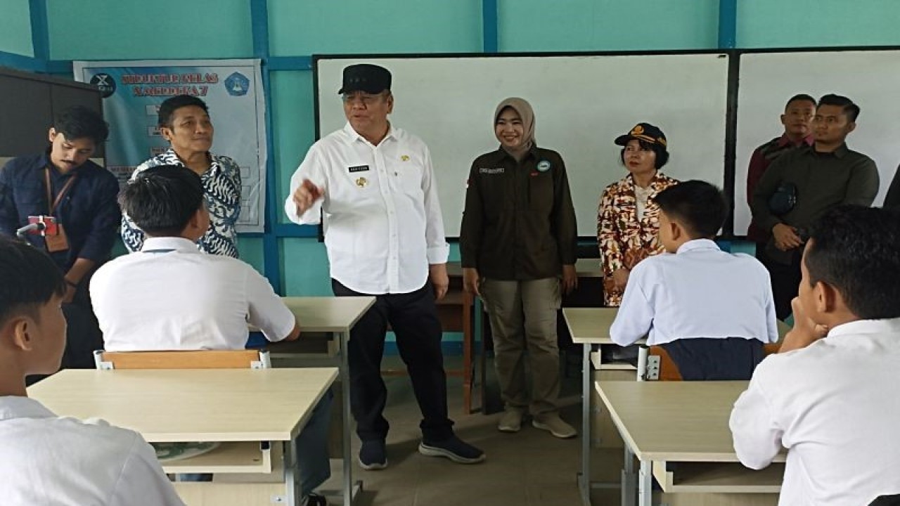 Penjabat Gubernur Kalimantan Barat Harisson didampingi Kepala Dinas Pendidikan dan Kebudayaan Provinsi Kalimantan Barat Rita Hastarita meninjau SMA Negeri 1 Putussibau, di Kabupaten Kapuas Hulu, Kalimantan Barat, Kamis (12/10/2023). ANTARA (Teofilusianto Timotius)