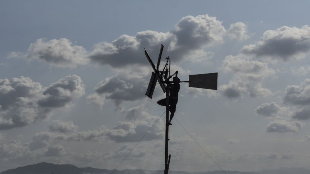 Ilustrasi. Pemuda pelopor dari Komunitas Pemuda Tani Lare Terbis memperbaiki kincir angin yang dibuatnya di Desa Baregbeg, Kecamatan Lakbok, Kabupaten Ciamis, Jawa Barat, Senin (2/10/2023). ANTARA FOTO/Adeng Bustomi/hp. (ANTARA FOTO/ADENG BUSTOMI)