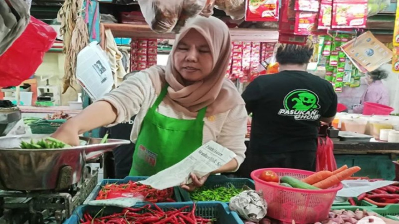 Seorang penjual menimbang barang dagangannya di Pasar Jaya Gondangdia, Menteng, Jakarta Pusat, Senin (27/3/2022). (ANTARA/Siti Nurhaliza)