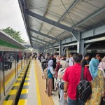 Penumpang akan menaiki kereta feeder di Stasiun Bandung, Kota Bandung, Jabar, Rabu (4/10/23). ANTARA/HO-Humas PT KAI Daop 2 Bandung-1696411029