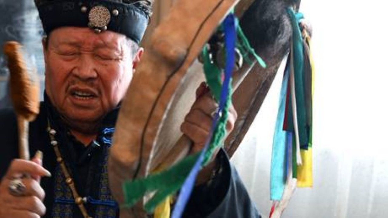 Dukun Tertinggi Rusia, Kara-ool Dopchun-ool, melakukan ritual di Moskow. (Istimewa/RIA Novosti)