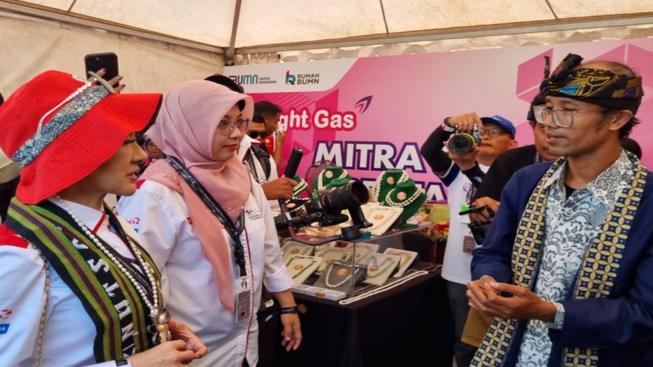 Direktur Dari Pertamina Saat Mengunjungi UMKM Binaannya Di Ajang MotoGP ...