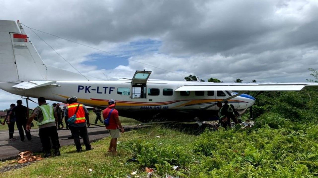 Pesawat milik PT. Asian One dengan kode penerbangan PK-LTF, Senin (9/10) sekitar pukul 12.15 WIT akibat mengalami rem blong saat mau take-off dari Bandara Kenyam, Kabupaten Nduga, Papua Pegunungan.  (ANTARA/HO/Dok Polres Nduga)