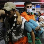 Petugas medis membawa korban serangan Israel ke sebuah rumah sakit di Gaza. (Anadolu)-1697436778
