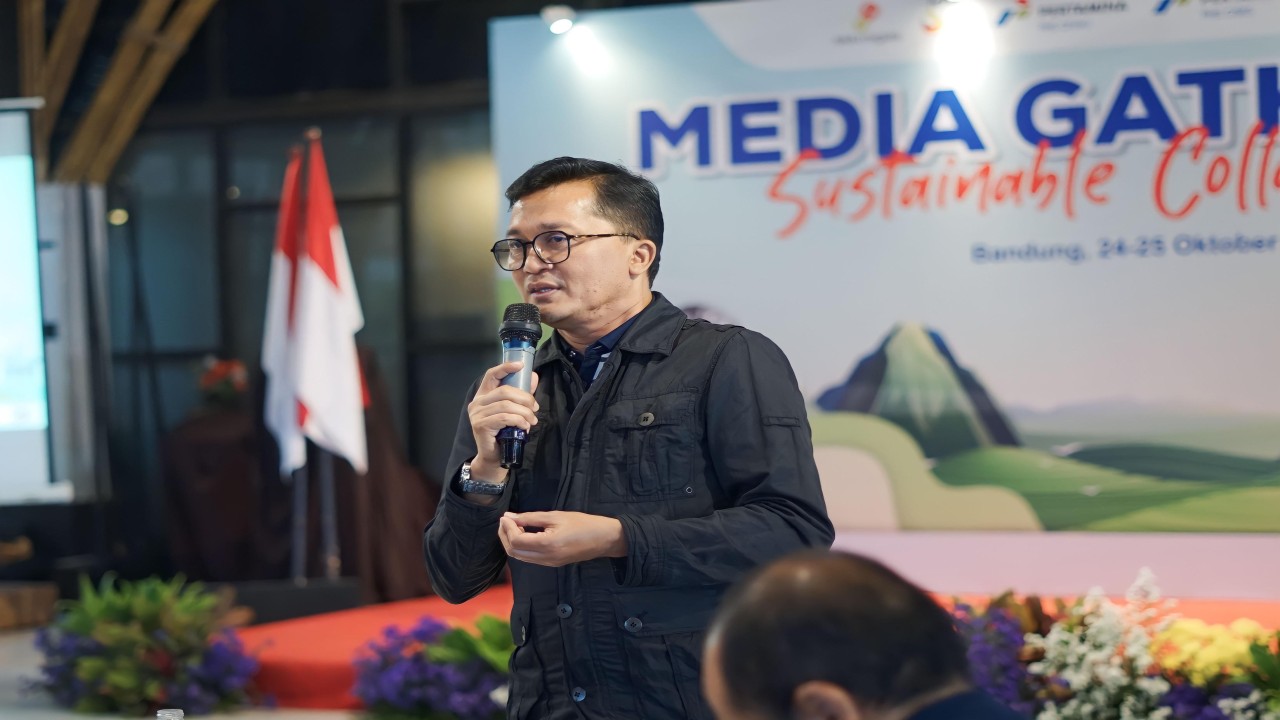 Senior Manager Relations Regional Jawa Subholding Upstream Pertamina, Agus Suprijanto saat menyampaikan paparan di acara Media Gathering Pertamina di Bandung/istimewa