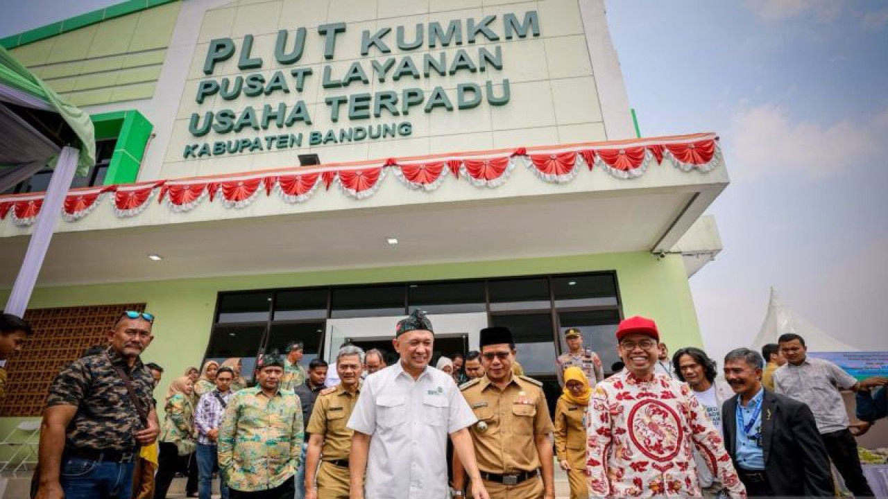 Menteri Koperasi dan UKM Teten Masduki (tengah) saat meresmikan Gedung PLUT-KUMKM di Kabupaten Bandung, Jawa Barat, Senin (23/10/2023). ANTARA/HO-Kemenkop UKM