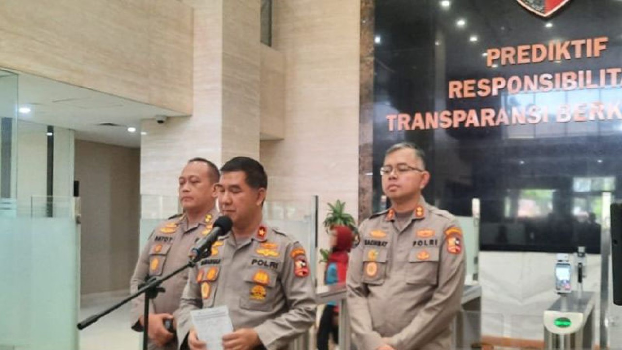 Kepala Biro Penerangan Masyarakat (Karopenmas) Divisi Humas Polri Brigjen Pol. Ahmad Ramadhan memberikan keterangan pers kepada wartawan di Mabes Polri, Jakarta, Selasa (3/10/2023). (ANTARA/Laily Rahmawaty)