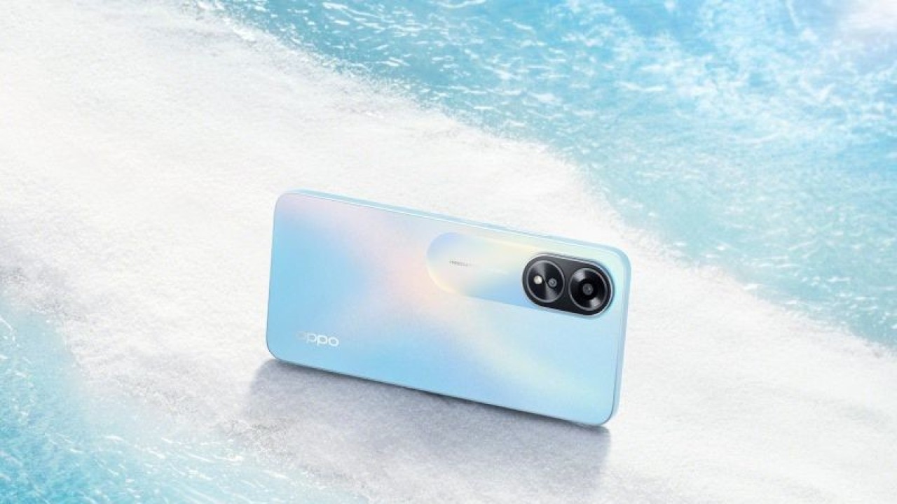 Ponsel OPPO A18 warna Glowing Blue. (ANTARA/HO-OPPO Indonesia)