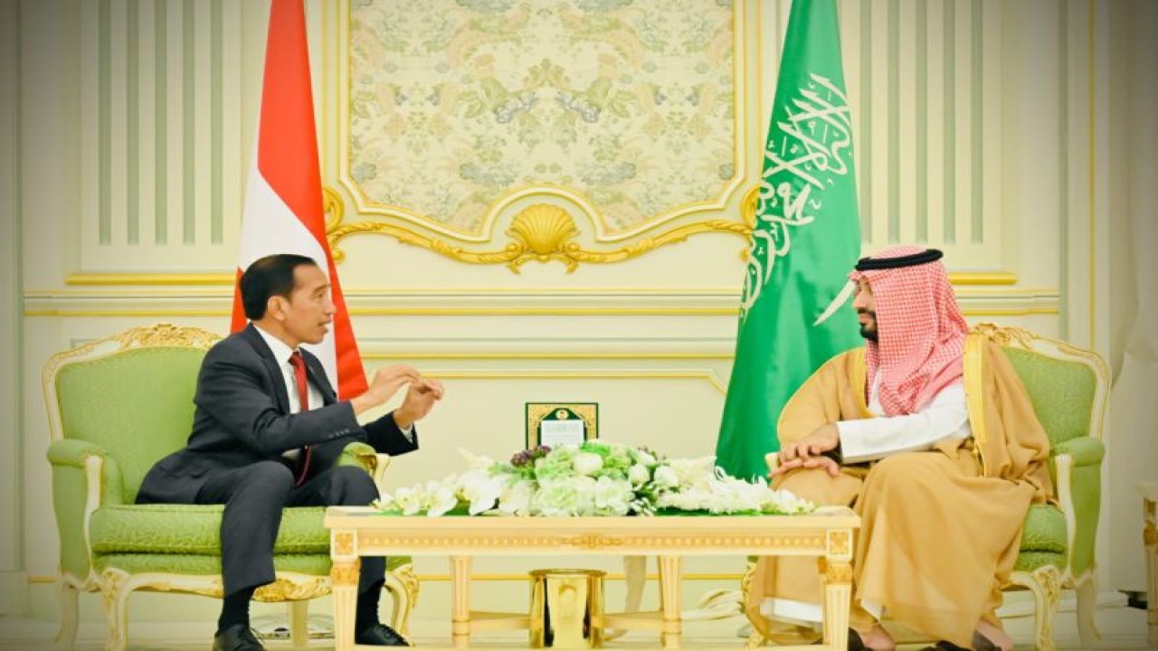 Presiden Joko Widodo (kiri) bertemu dengan Perdana Menteri Arab Saudi Mohammed bin Salman al-Saud (kanan) di Istana Al-Yamamah, Riyadh, pada Jumat (20/10/2023). (ANTARA/HO-Biro Pers, Media, dan Informasi Sekretariat Presiden)