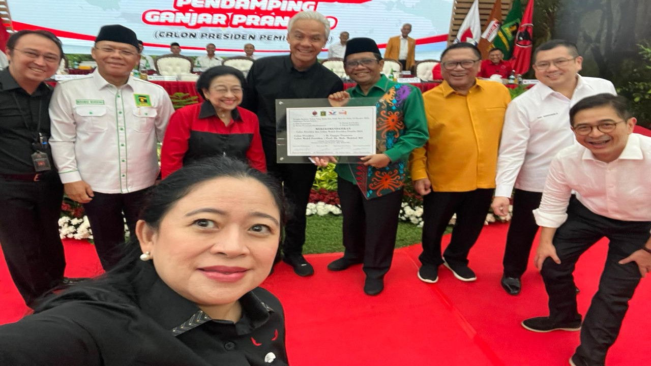 Ketua DPR RI  yang juga Ketua DPP PDI Perjuangan Puan Maharani dan Prananda Prabowo berfoto bersama dengan Ketua Umum PDI Perjuangan Megawati Soekarnoputri, Plt Ketua Umum PPP Muhamad Mardiono, Ketua Umum Partai Hanura Oesman Sapta, dan Ketua Umum Partai Perindo Hary Tanoesoedibjo dan Ketua TPN Ganjar Arsjad Rasjid usai penyerahan plakat rekomendasi pencalonan capres-cawapres kepada Ganjar Pranowo dan Mahfud Md/ist