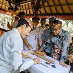 Puri Kauhan Ubud Bali hadiahkan lontar Asta Brata untuk Mahfud Md-1697005765