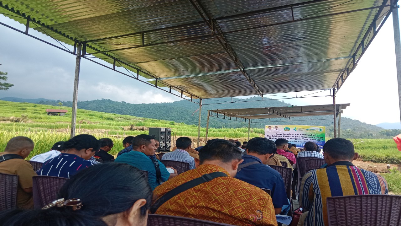 Rapat Koordinasi dan Pembentukan Tim Pelaksana Kesehatan Jiwa Masyarakat (TPKJM) Kabupaten Manggarai Timur yang digelar di Desa Golo Loni, Kecamatan Rana Mese, Kabupaten Manggarai Timur, Selasa (24/10). Foto (Gabrin Anggur/ Nusantara TV)