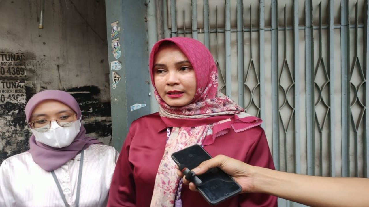 Psikolog Kementerian Pemberdayaan Perempuan dan Perlindungan Anak (Kemen PPPA), Resti (kiri) dan Advokat Unit Pelaksana Teknis (UPT) Pemberdayaan Perempuan dan Perlindungan Anak (PPPA) DKI Jakarta, Novi Hendriyati usai melakukan kunjungan ke rumah anak korban perundungan di Kebon Jeruk, Jakarta Barat, Selasa (3/9/2023). ANTARA/Risky Syukur