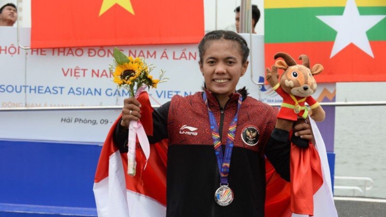 Riska Andriyani berpose setelah mendapatkan medali perak nomor 1.000 meter kano single putri SEA Games 2021 di Hai Phong, Vietnam, Selasa (17/5/2022). (Dokumentasi NOC Indonesia)