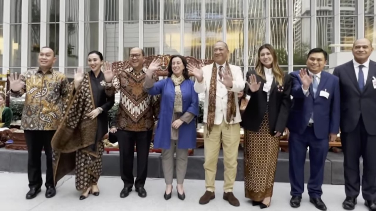 Wamen BUMN Rosan Roeslani turut merayakan Hari Batik Nasional di kantor pusat Bank Dunia/Instagram